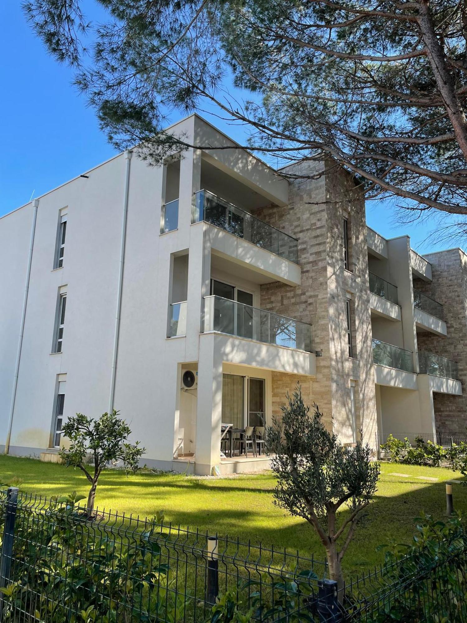 M&E Premium Apartments - San Pietro Durrës Exteriör bild